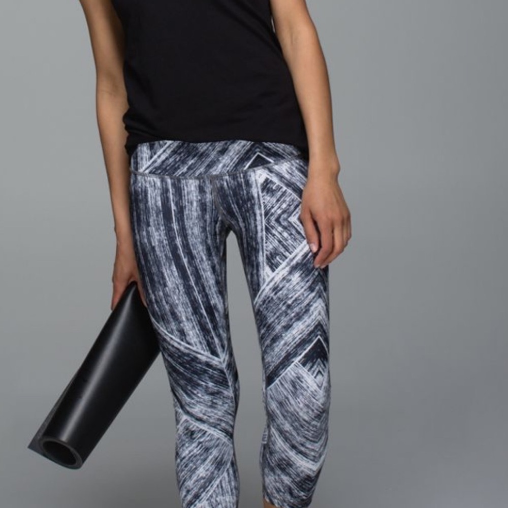 115. Lululemon Wunder Under Crop II *Full-On Luon
Heat Wave White Black